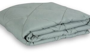 Vattæppe - 140x200 cm - Støvet grøn fiberdyne af fibervat - Quiltet tæppe - Zen Sleep sommerdyne